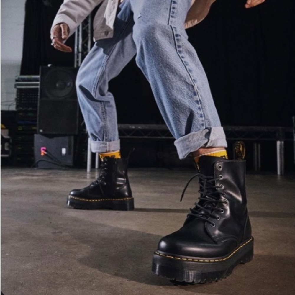 Dr. Martens - US size 9 women’s - smooth leather platform ankle boot